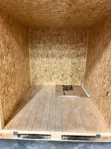 Tom trälåda med en kartong, öppen på ena sidan för magasingering Malmö.- Malmö Flyttjänst.